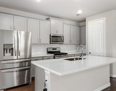 2116 Sweet Bay Drive - Photo Thumbnail 9