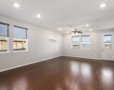 2116 Sweet Bay Drive - Photo Thumbnail 7