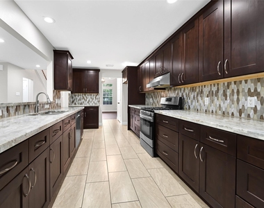 5914 Shadow Creek Court - Photo Thumbnail 4