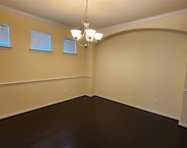 2318 Nashmor Drive - Photo Thumbnail 12