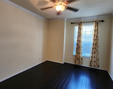 2318 Nashmor Drive - Photo Thumbnail 11