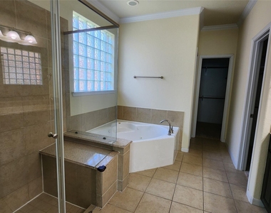 2318 Nashmor Drive - Photo Thumbnail 18