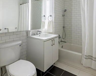 70 Pine Street, Unit 1103 - Photo Thumbnail 3