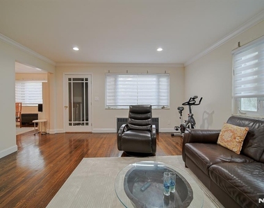 2244 Linwood - Photo Thumbnail 5