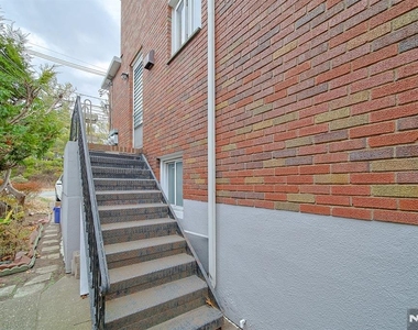 2244 Linwood - Photo Thumbnail 12