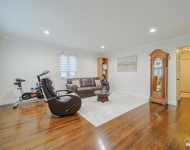 2244 Linwood - Photo Thumbnail 7