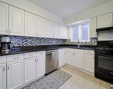 2244 Linwood - Photo Thumbnail 9
