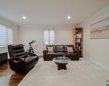2244 Linwood - Photo Thumbnail 8