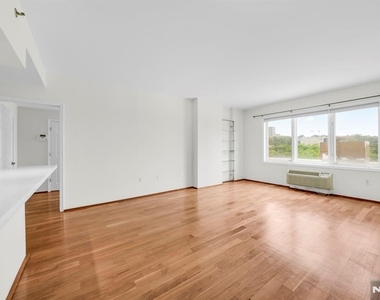 2110 City - Photo Thumbnail 11
