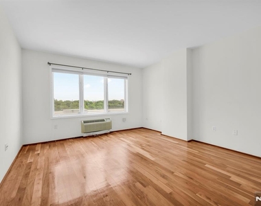 2110 City - Photo Thumbnail 17