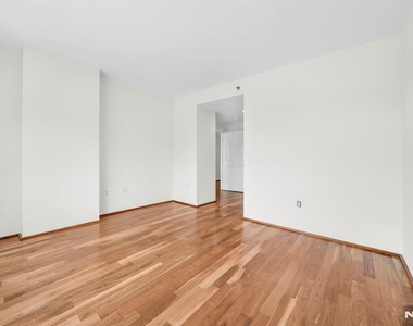2110 City - Photo Thumbnail 20