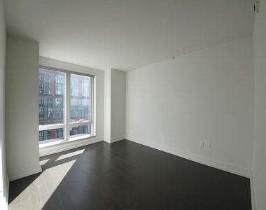 555 10th Avenue - Photo Thumbnail 4