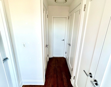 E 82 St - Photo Thumbnail 4