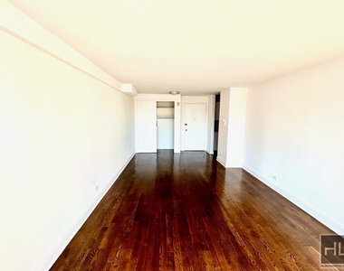 E 82 St - Photo Thumbnail 2