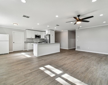 535 W Palmeden Drive - Photo Thumbnail 7