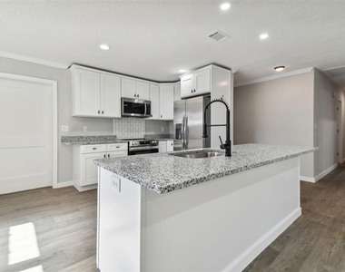 535 W Palmeden Drive - Photo Thumbnail 9