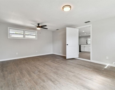 535 W Palmeden Drive - Photo Thumbnail 32