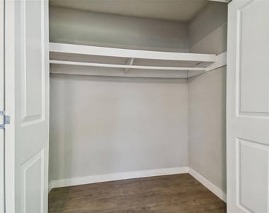 535 W Palmeden Drive - Photo Thumbnail 31