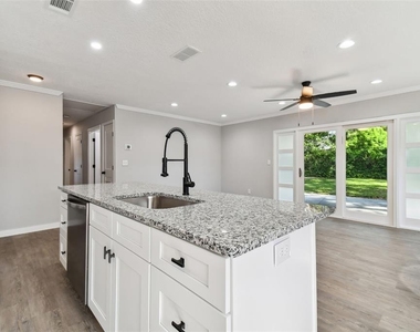 535 W Palmeden Drive - Photo Thumbnail 11
