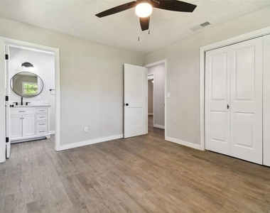 535 W Palmeden Drive - Photo Thumbnail 8