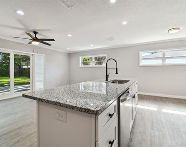 535 W Palmeden Drive - Photo Thumbnail 13