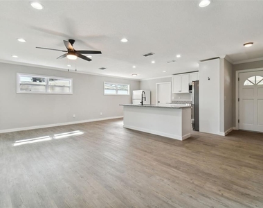 535 W Palmeden Drive - Photo Thumbnail 6