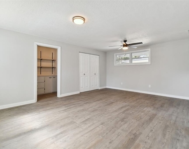 535 W Palmeden Drive - Photo Thumbnail 35
