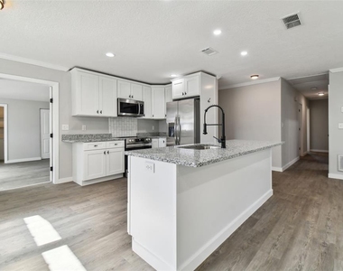 535 W Palmeden Drive - Photo Thumbnail 18