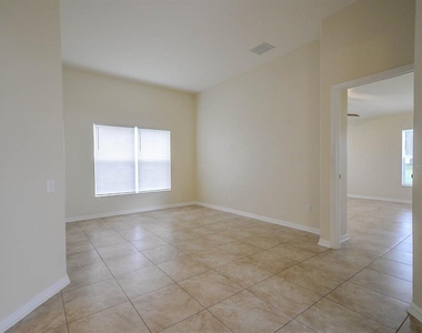 1607 Avondale Ridge Drive - Photo Thumbnail 3