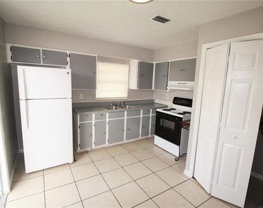 9418 N 50th Street - Photo Thumbnail 2