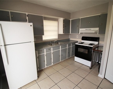 9418 N 50th Street - Photo Thumbnail 3