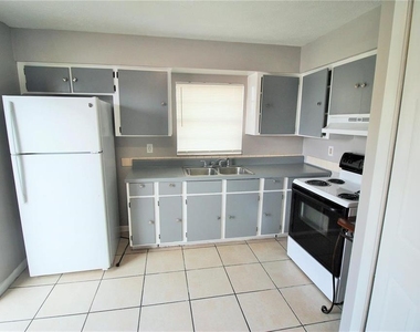9418 N 50th Street - Photo Thumbnail 4