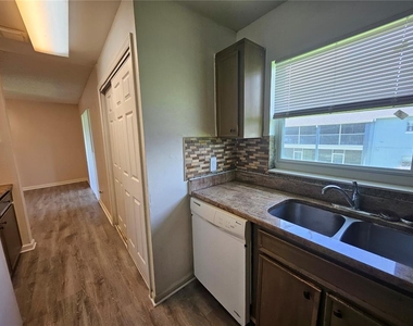 4136 Pershing Pointe Place - Photo Thumbnail 8
