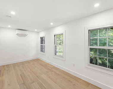 119 West 10th Street - Photo Thumbnail 4