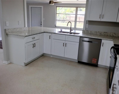 5004 22nd Avenue W - Photo Thumbnail 2