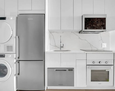 627 East 6th Street - Photo Thumbnail 2