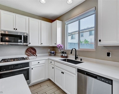 372 Silva Place - Photo Thumbnail 7
