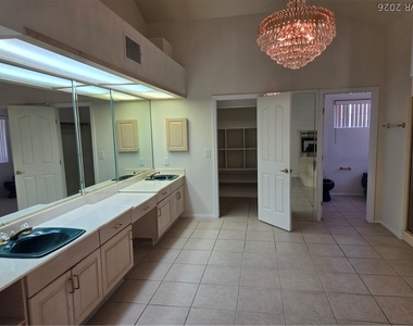 3013 W Oakey Boulevard - Photo Thumbnail 20