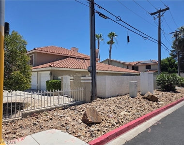 3013 W Oakey Boulevard - Photo Thumbnail 5
