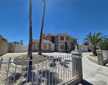 3013 W Oakey Boulevard - Photo Thumbnail 3