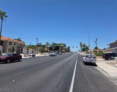 3013 W Oakey Boulevard - Photo Thumbnail 2