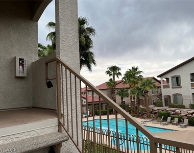 2305 W Horizon Ridge Parkway - Photo Thumbnail 3