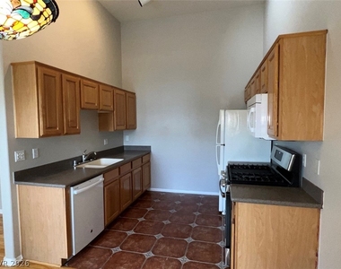 2305 W Horizon Ridge Parkway - Photo Thumbnail 12