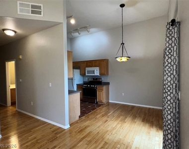 2305 W Horizon Ridge Parkway - Photo Thumbnail 11