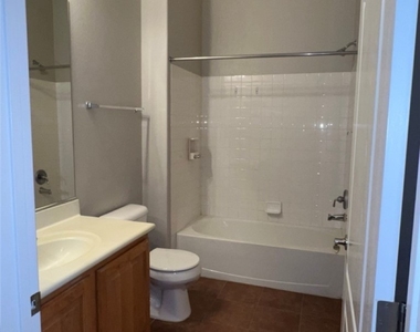 2305 W Horizon Ridge Parkway - Photo Thumbnail 16