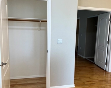 2305 W Horizon Ridge Parkway - Photo Thumbnail 6