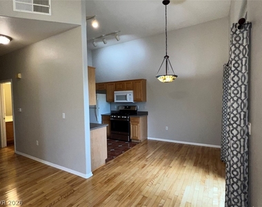 2305 W Horizon Ridge Parkway - Photo Thumbnail 10
