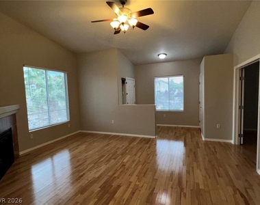 2305 W Horizon Ridge Parkway - Photo Thumbnail 9
