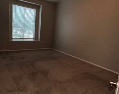 2305 W Horizon Ridge Parkway - Photo Thumbnail 21