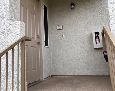 2305 W Horizon Ridge Parkway - Photo Thumbnail 4